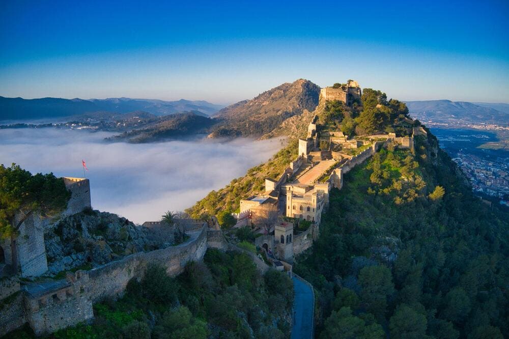 Standing from the Great Wall, visitors can admire the natural scenery and part of Xi'an city (Source: Freepik)